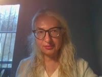 I’m a girl who balances calmness with a touch of playfulness. I enjoy feeling the rhythm of life, catching small moments and turning them into an atmosphere you want to stay in. I appreciate honesty, sincerity, and easy communication—it