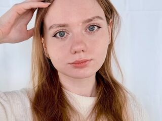 naughty cam girl fingering shaved pussy CreolaMarn