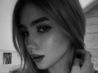 naked camgirl masturbating with vibrator EmmaBlond