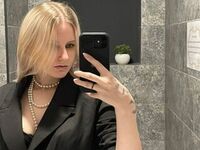 masturbating camgirl JenaeMcquillen