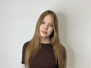 hot cam girl fingering shaved pussy MariSeason