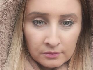camgirl showing tits MaryEma