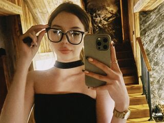 naughty camgirl masturbating with vibrator MiaForester