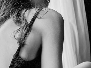 naked cam girl fingering pussy RemaRoy